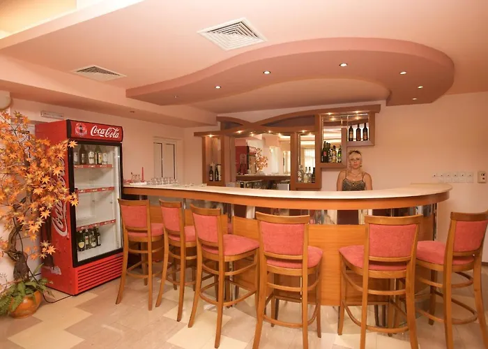 Готель семеен елена палас 2*